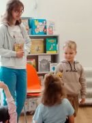 Chłopiec prezentuje dzieciom emocję 