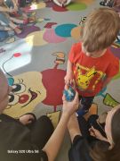 Chłopiec pokazuje jak prawidłowo myć zęby