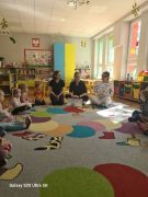 Studentki pokazują jak dbać o jamę ustną 