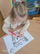 Dziewczynka koloruje obrazek