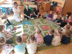 Studentki opowiadają dzieciom jak dbać o zęby