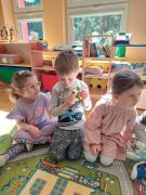 Dzieci oglądają sprzęty dentystyczne