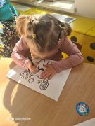 Dziewczynka koloruje obrazek