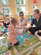 Dziewczynka pokazuje jak prawidłowo myć zęby