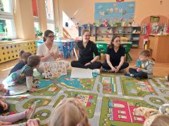 Studentki prezentują zdrowe i niezdrowe produkty żywieniowe