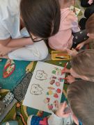 Dzieci zaznaczają, które produkty są zdrowe, a które są niezdrowe 