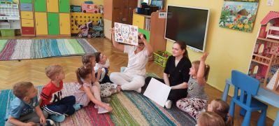 Studentka prezentuje zdrowe i niezdrowe produkty żywnościowe 