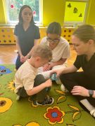 Chłopiec pokazuje jak poprawnie myć zęby