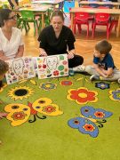 Studentki prezentują zdrowe i niezdrowe produkty żywnościowe