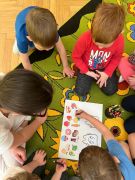 Dzieci zaznaczają, produkty przyjazne oraz nieprzyjazne dla zębów