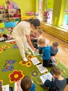 Dzieci otrzymały kolorowanki od studentek