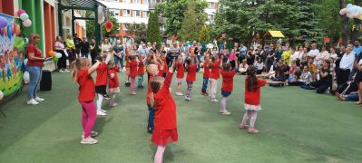 dzieci z grupy Króliczki tańczą na scenie