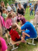 pani na krześle maluje twarz chłopcu