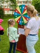 dziecko z panią stoją przy kole fortuny