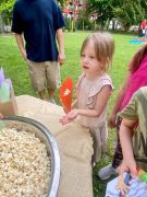 dziewczynka trzyma rożek z popcornem