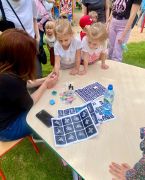 dziecko czeka na tatuaż brokatowy