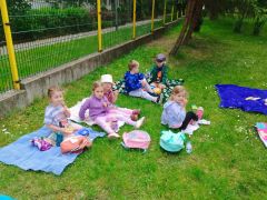 Dzieci w trakcie pikniku