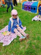 Dziewczynka odpoczywa na kocyku