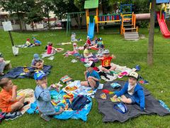 dzieci z grupy Puchatki siedzą na kocykach