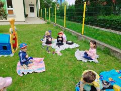 Dzieci w trakcie pikniku