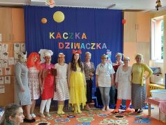 grupowe zdjęcie aktorów z przedstawienia