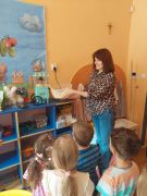 Dzieci obserwują jak powstaje popcorn