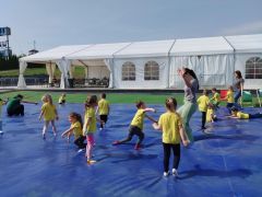 Dzieci bawią się na macie wodnej