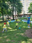 Dzieci grają w piłkę nożną