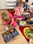 dzieci przeglądają książki