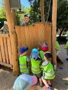 dzieci dźwigają wiadro z piaskiem