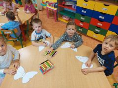 Puchatki tworzą pracę plastyczną