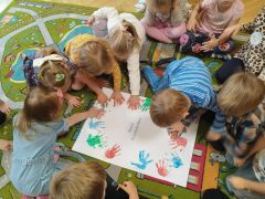 Dzieci tworzą plakat