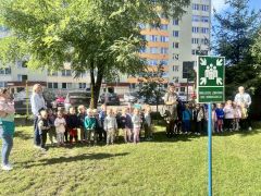 Dzieci na miejscu zbiórki po ewakuacji