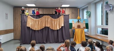 Dzieci oglądają teatrzyk kukiełkowy