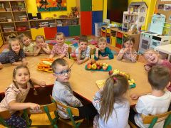 Dzieci w trakcie zajęć kulinarnych 