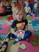 Chłopiec odkrywa karty z emocjami przy pomocy latarki