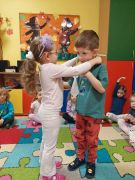 Dziewczynka wręcza koledze prezent 