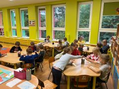 Króliczki ozdabiają swoją maskę superbohatera