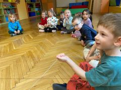 Dzieci siedzą w kręgu