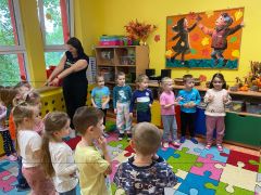 Dzieci w trakcie zabawy ruchowej