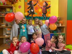 Dziewczynki pozują z balonami