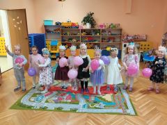 Dziewczynki pozują do zdjęcia z balonami