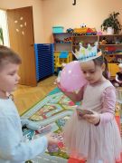 Chłopiec wręcza balon dziewczynce