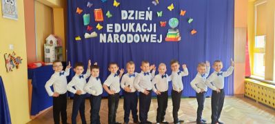 Chłopcy podczas występu z okazji Dnia Edukacji Narodowej
