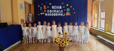 Dziewczynki podczas występu z okazji Dnia Edukacji Narodowej