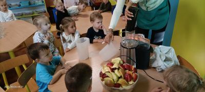 Dzieci przygotowują sok jabłkowy