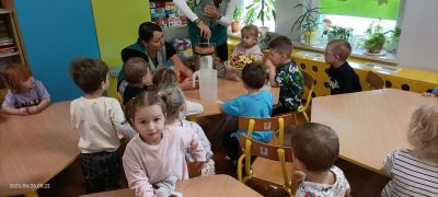 Dzieci przygotowują sok jabłkowy