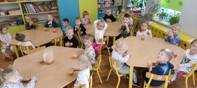 Maleństwa piją sok jabłkowy