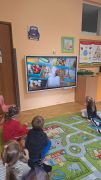 Dzieci oglądają film edukacyjny o zdrowiu