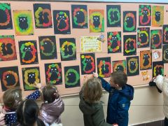 Dzieci podziwiają prace plastyczne